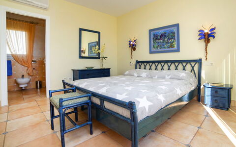 Del Pozo: Slaapkamer, Meubilair, Kamer, Eigendom, Bed, Laken, Bed Frame, Verdieping, Matras, Interieur Ontwerp