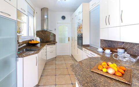 Del Pozo: Countertop, Kamer, Eigendom, Geel, Keuken, Interieur Ontwerp, Tegel, Meubilair, Verdieping, Gebouw