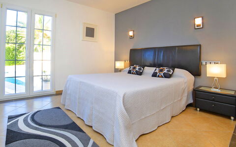 Nadine: Slaapkamer, Bed, Meubilair, Kamer, Eigendom, Interieur Ontwerp, Bed Frame, Laken, Verdieping, Muur