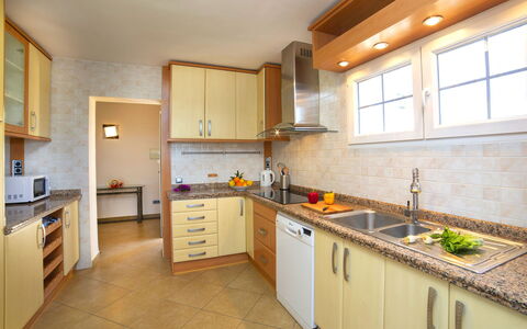 Nadine: Eigendom, Kamer, Countertop, Keuken, Cabinetry, Gebouw, Meubilair, Geel, Huis, Interieur Ontwerp