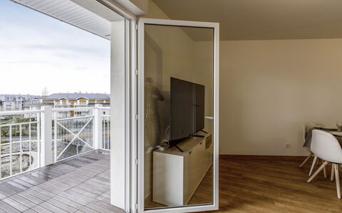 Les Cavaliers: Hal, Hout, Gebouw, Schaduw, Interieur Ontwerp, Verdieping, Muur, Flooring, Woonkamer