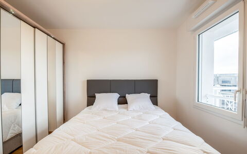 Les Cavaliers: Gebouw, Meubilair, Comfort, Azure, Venster, Hout, Schaduw, Textiel, Interieur Ontwerp