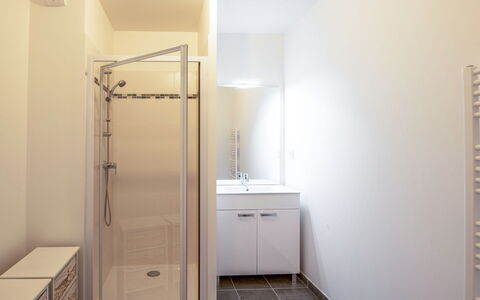 Les Cavaliers: Gebouw, Loodgieterswerkinrichting, Douchekop, Douche, Huis, Badkamer, Interieur Ontwerp, Verdieping, Deur Van De Douche