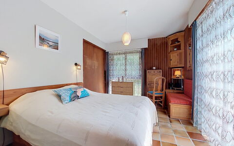 Ker Norge: Meubilair, Interieur Ontwerp, Flooring, Muur, Verdieping, Bed, Hout, Slaapkamer, Plafond, Kamer