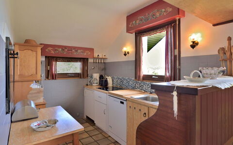 Ker Norge: Cabinetry, Meubilair, Spiegel, Eigendom, Tafel, Countertop, Gebouw, Hout, Lade, Keuken