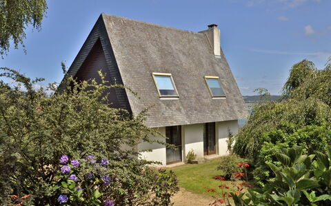 Ker Norge: Bloem, Fabriek, Lucht, Wolk, Gebouw, Venster, Eigendom, Huis, Boom, Land Lot