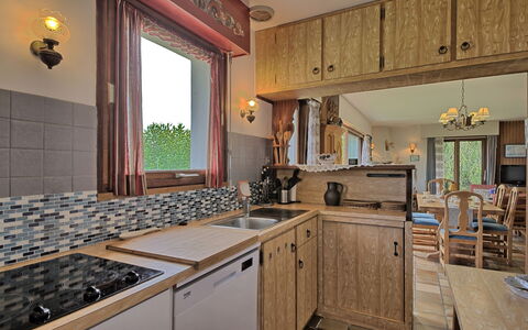 Ker Norge: Cabinetry, Countertop, Eigendom, Meubilair, Kraan, Keuken, Gootsteen, Hout, Verlichting, Wastafel