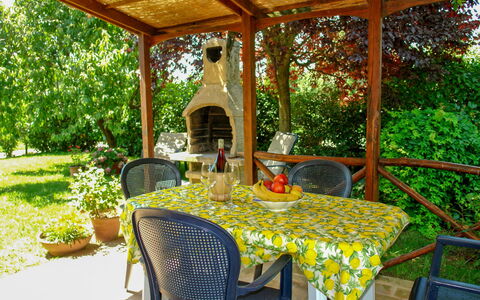 Podere Gioia: Eigendom, Buitentafel, Kamer, Gebouw, Tafel, Onroerend Goed, Patio, Meubilair, Veranda, Huis