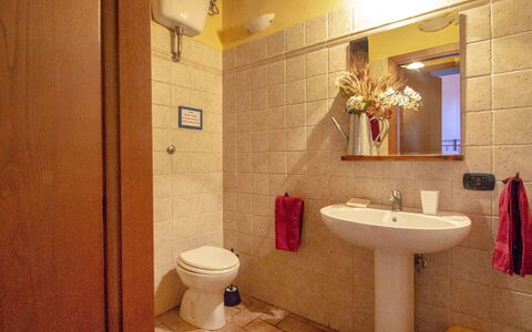 Podere Gioia: Badkamer, Kamer, Eigendom, Toilet, Interieur Ontwerp, Loodgieterswerkinrichting, Tegel, Architectuur, Muur, Gebouw
