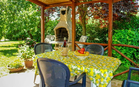 Podere Gioia: Fabriek, Meubilair, Tafel, Plantkunde, Stoel, Buitentafel, Schaduw, Buitenmeubels, Onroerend Goed, Boom