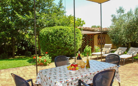 Podere Gioia: Fabriek, Tafel, Meubilair, Eigendom, Stoel, Gebouw, Boom, Bloem, Buitentafel, Buitenmeubels