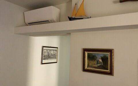 Dai Fiorentini - Apartment In Levanto: Fotolijst, Gebouw, Rechthoek, Hout, Plank, Stellingen, Muur, Verdieping, Kunst, Flooring