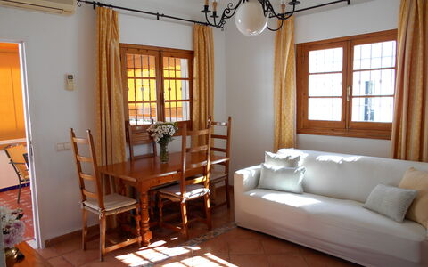 Apartamento Caracola: Meubilair, Tafel, Gebouw, Venster, Fotolijst, Hout, Lamp, Comfort, Textiel, Schaduw