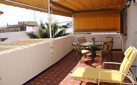 Apartamento Caracola: Eigendom, Meubilair, Stoel, Hout, Schaduw, Tafel, Gebouw, Interieur Ontwerp, Flooring, Buitenmeubels