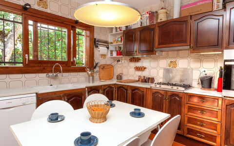 La Plaza: Countertop, Kamer, Keuken, Cabinetry, Meubilair, Eigendom, Gebouw, Interieur Ontwerp, Huis, Onroerend Goed
