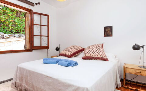 La Plaza: Slaapkamer, Bed, Meubilair, Kamer, Eigendom, Laken, Bed Frame, Interieur Ontwerp, Muur, Matras