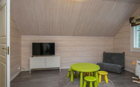 Villa Puronotko: Meubilair, Stoel, Buitenmeubels, Tafel, Hout, Buitentafel, Keuken En Eettafel, Schaduw, Tuin, Paraplu