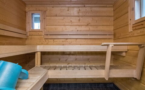 Villa Puronotko: Meubilair, Stoel, Buitenmeubels, Tafel, Hout, Buitentafel, Keuken En Eettafel, Schaduw, Tuin, Paraplu