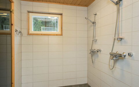 Villa Puronotko: Meubilair, Stoel, Buitenmeubels, Tafel, Hout, Buitentafel, Keuken En Eettafel, Schaduw, Tuin, Paraplu