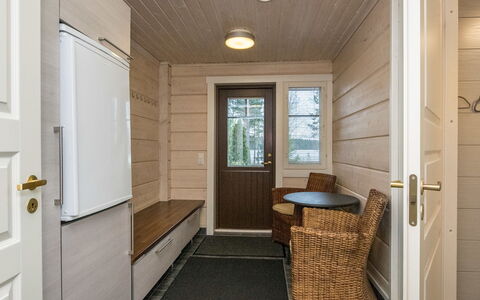 Villa Puronotko: Meubilair, Stoel, Buitenmeubels, Tafel, Hout, Buitentafel, Keuken En Eettafel, Schaduw, Tuin, Paraplu