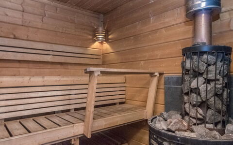 Villa Puronotko: Meubilair, Stoel, Buitenmeubels, Tafel, Hout, Buitentafel, Keuken En Eettafel, Schaduw, Tuin, Paraplu