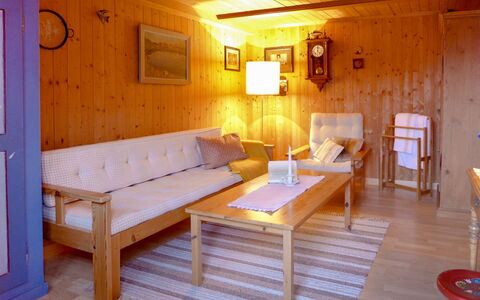 Chalet Esther: Kamer, Meubilair, Eigendom, Interieur Ontwerp, Gebouw, Tafel, Huis, Verdieping, Bed, Sauna