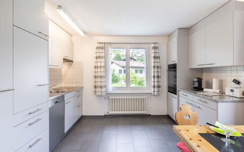 Ferienwohnung Wüest: Cabinetry, Meubilair, Countertop, Venster, Keuken, Architectuur, Hout, Lade, Flooring