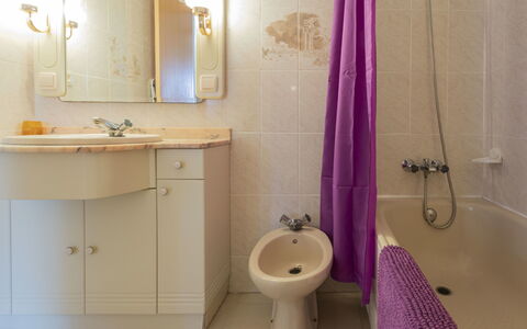 La Pineda 156: Badkamer, Purper, Kamer, Eigendom, Roze, Loodgieterswerkinrichting, Muur, Interieur Ontwerp, Architectuur, Toilet