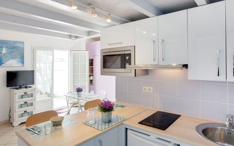 Etxe Tikia: Cabinetry, Gootsteen, Countertop, Wastafel, Eigendom, Meubilair, Wit, Fornuis, Toestel Van De Keuken, Keuken