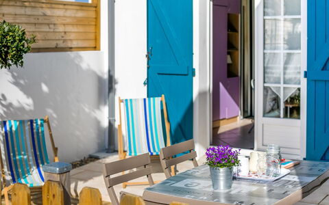 Etxe Tikia: Tafel, Eigendom, Dag, Meubilair, Blauw, Fabriek, Bloem, Groen, Deur, Hout