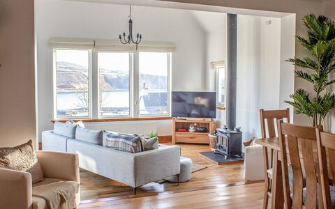 Bay View: Meubilair, Bankstel, Tafel, Hout, Venster, Schaduw, Woonkamer, Interieur Ontwerp, Flooring, Verdieping