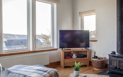 Bay View: Gebouw, Meubilair, Eigendom, Venster, Comfort, Hout, Interieur Ontwerp, Textiel, Bankstel, Televisie
