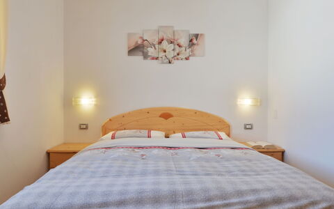 Fabio Deluca: Meubilair, Eigendom, Comfort, Gebouw, Hout, Bed Frame, Textiel, Oranje, Interieur Ontwerp, Bed