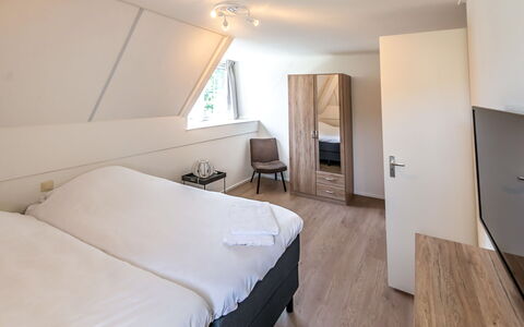 Citta Romana: Kamer, Meubilair, Eigendom, Slaapkamer, Bed, Verdieping, Interieur Ontwerp, Gebouw, Laken, Muur