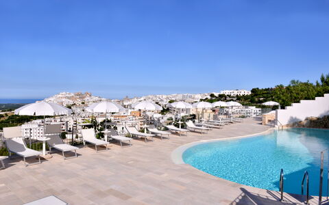 Residence Montesarago: Lucht, Water, Gebouw, Zwembad, Ligstoel, Buitenmeubels, Badplaats, Schaduw, Kust En Oceanic Landvormen, Huis