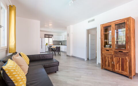 Villa Stella Cadente: Meubilair, Cabinetry, Gebouw, Deur, Hout, Flooring, Huis, Interieur Ontwerp, Comfort, Lade