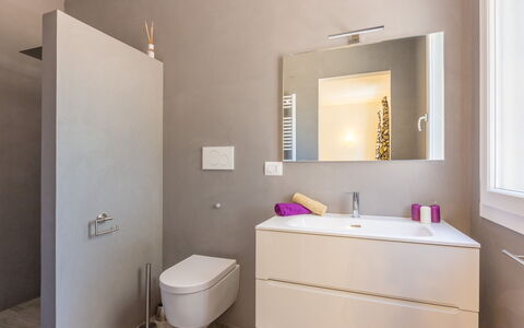Villa Stella Cadente: Spiegel, Eigendom, Kraan, Wastafel, Badkamerkast, Loodgieterswerkinrichting, Wastafel In De Badkamer, Badkamer, Purper