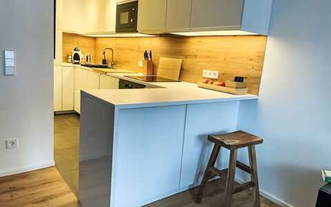Auszeit: Countertop, Keuken, Meubilair, Interieur Ontwerp, Flooring, Cabinetry, Toestel Van De Keuken, Verdieping, Hout, Major Appliance