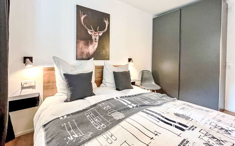 Auszeit: Bed, Meubilair, Interieur Ontwerp, Slaapkamer, Bedding, Laken, Muur, Hout, Flooring, Linens