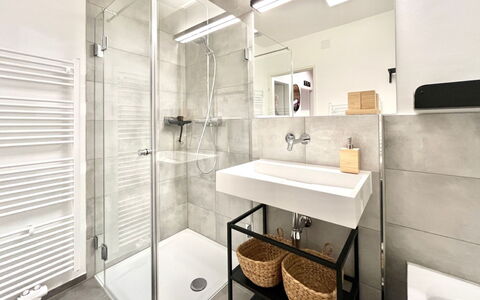 Auszeit: Flooring, Verdieping, Interieur Ontwerp, Loodgieterswerkinrichting, Badkamer, Toilet, Loodgieter, Meubilair, Kamer, Wastafel