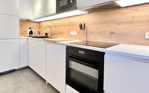 Auszeit: Countertop, Flooring, Keuken, Cabinetry, Hout, Interieur Ontwerp, Toestel Van De Keuken, Verdieping, Major Appliance, Meubilair