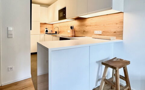 Auszeit: Countertop, Meubilair, Interieur Ontwerp, Keuken, Flooring, Cabinetry, Verdieping, Muur, Hout, Toestel Van De Keuken