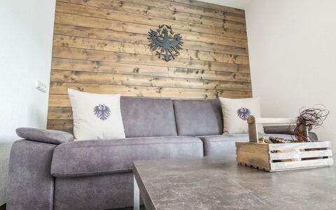 Aileen: Meubilair, Kamer, Woonkamer, Muur, Interieur Ontwerp, Eigendom, Bankstel, Verdieping, Slaapbank, Bruin