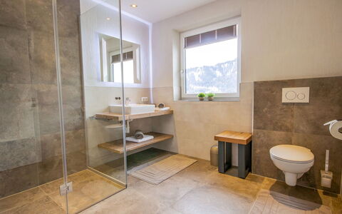 Aileen: Badkamer, Eigendom, Kamer, Verdieping, Tegel, Interieur Ontwerp, Gebouw, Huis, Meubilair, Onroerend Goed