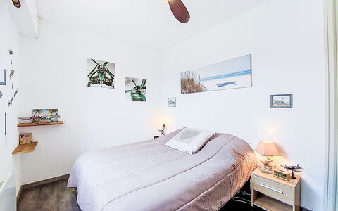 Les Mathes 250: Meubilair, Bed, Interieur Ontwerp, Slaapkamer, Muur, Verdieping, Flooring, Hout, Laken, Kamer