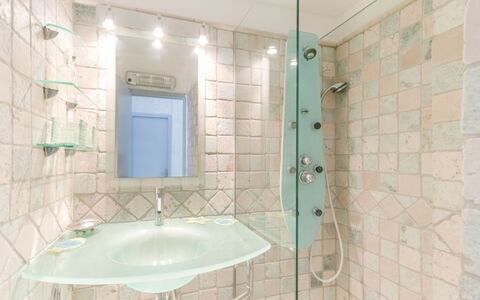 Le Méridien: Badkamer, Eigendom, Tegel, Kamer, Interieur Ontwerp, Muur, Loodgieterswerkinrichting, Onroerend Goed, Architectuur, Kraan