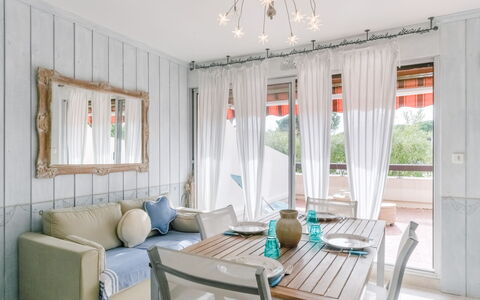 Le Méridien: Kamer, Eigendom, Interieur Ontwerp, Meubilair, Gebouw, Woonkamer, Huis, Plafond, Gordijn, Onroerend Goed