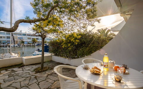 Les Marinas de la Plage Ii: Eigendom, Geel, Interieur Ontwerp, Kamer, Gebouw, Onroerend Goed, Boom, Tafel, Meubilair, Restaurant