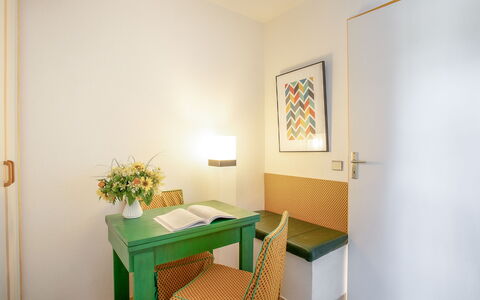 Hélios: Kamer, Eigendom, Groen, Meubilair, Interieur Ontwerp, Gebouw, Huis, Verdieping, Onroerend Goed, Badkamer