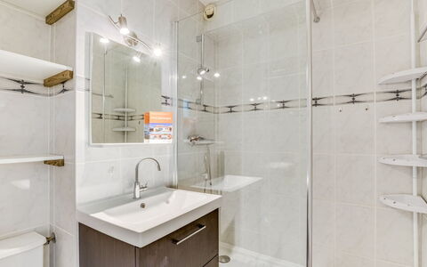 Escale Plage: Badkamer, Kamer, Eigendom, Tegel, Interieur Ontwerp, Onroerend Goed, Kraan, Gebouw, Architectuur, Meubilair